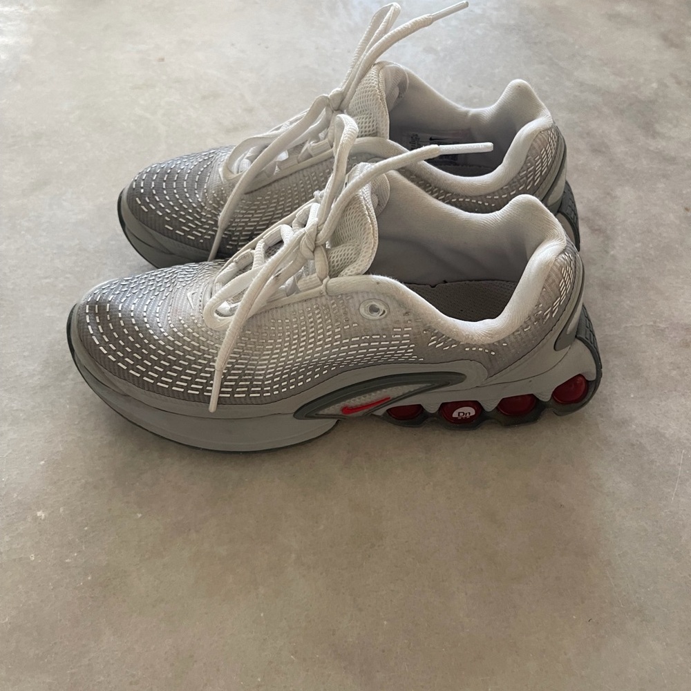 2,5 Big Kid's Nike Air Max DN Shoes Size / Smoke Grey/University Red HQ4873-002 - Picture 4 of 7